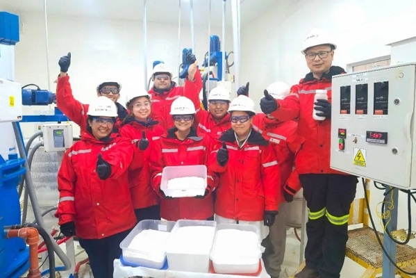 紫金礦業(yè)首個鋰礦項目碳酸鋰中試產品落地 一期預計明年底投產