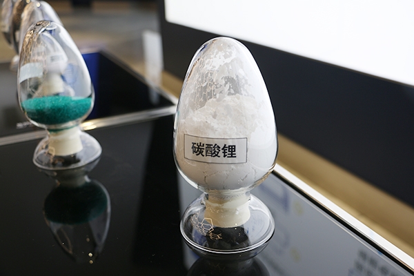 電池級碳酸鋰價格重回30萬元/噸 六氟磷酸鋰月內價格已翻倍