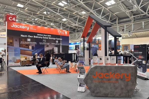 超級(jí)混充技術(shù)！華寶新能DIY小型家庭綠電系統(tǒng)亮相歐洲光伏展