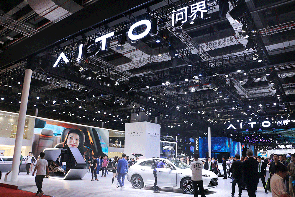 新能源車(chē)企“中考”：誰(shuí)在遙遙領(lǐng)先？誰(shuí)在上調(diào)目標(biāo)？