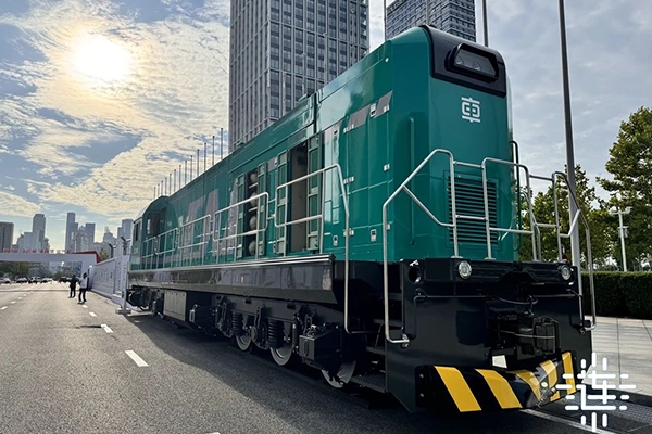柴油機+動力電池！中國中車新能源機車首發(fā)下線