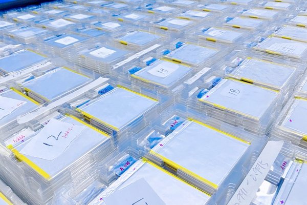 目標(biāo)月均交付超3萬片！100C瞬時放電！一鈉電電芯即將出海