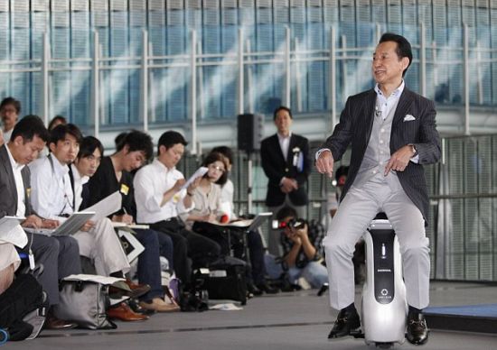 東京新興科學(xué)和創(chuàng)新國家博物館館長，曾做過宇航員的毛利衛(wèi)試駕本田的最新個人移動工具Uni-Cub