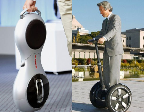 左側(cè)的照片展示了折疊后的Uni-Cub。右側(cè)的照片中，日本前首相小泉純一郎體驗個人移動工具Segway