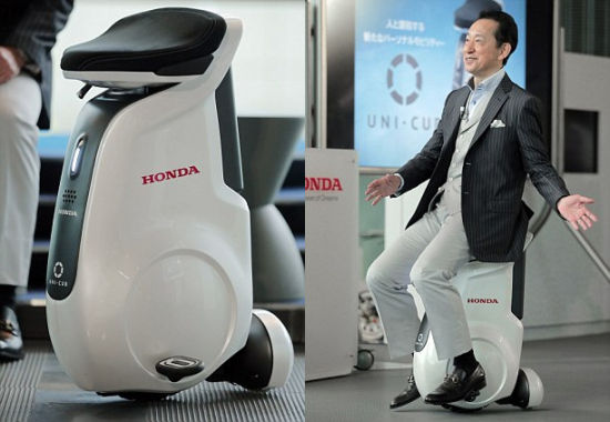 Uni-Cub的外形好似一個飄浮的汽車座椅，無需手扶，駕駛者只需身體前傾便可驅(qū)使獨(dú)輪車前行，通過左右移動身體控制轉(zhuǎn)向。右側(cè)照片中，新興科學(xué)和創(chuàng)新國家博物館館長毛利衛(wèi)體驗這款電動獨(dú)輪車