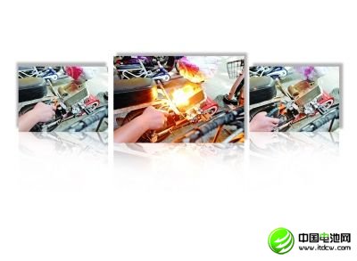  鉗子夾著螺絲釘靠近電池插孔。 接觸瞬間，冒出耀眼的火花。 插孔的金屬片燒得紅紅的，鐵螺釘一處螺紋被燒掉。