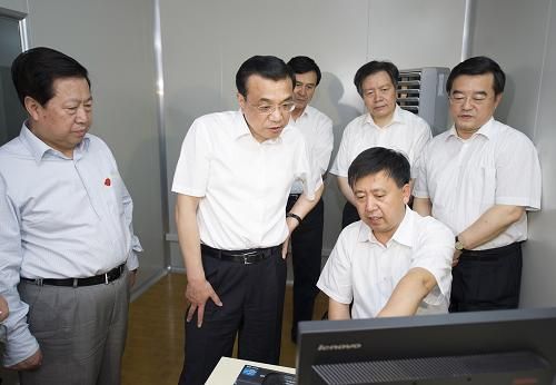     這是6月7日，李克強在邯鄲環境監測站聽取工作人員介紹情況。新華社記者 黃敬文 攝