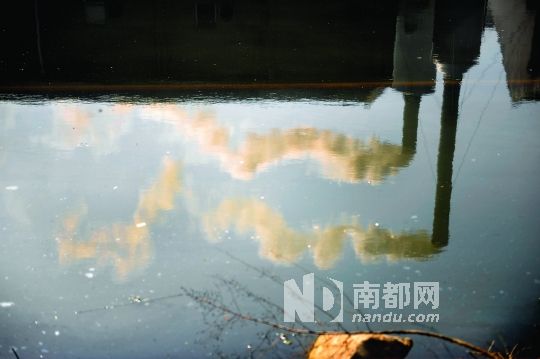 2013年4月15日，南陽(yáng)化工園江城橋附近，衛(wèi)浴廠的兩根煙囪正在冒煙。 南都記者 孫俊彬 攝