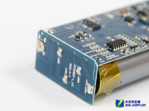 尾部的開關和指示燈在一塊獨立的電路板上