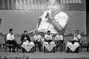 在新能源和節能環保分論壇上，華創證券分析師李大軍和創投機構對該領域的投資機會和風險展開了深入探討。 （宋春雨/攝）