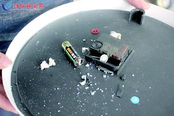 發生爆炸的“南孚電池”和被炸毀的鐘表。