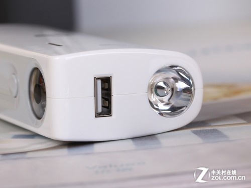 配備一個照明燈和一個標準USB輸出接口