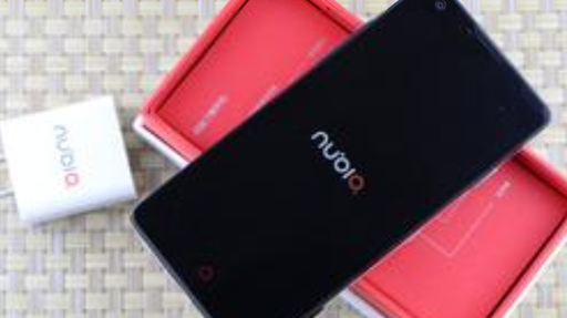 彭麗媛秀手機 使用的是中興努比亞z5mini