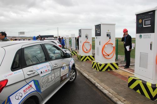 首屆環(huán)青海湖(國(guó)際)電動(dòng)汽車挑戰(zhàn)賽從湟源駛?cè)肭嗪：?