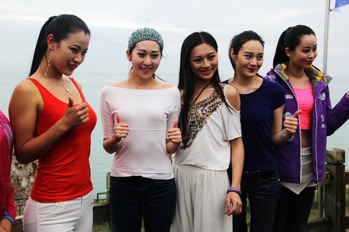 首屆環(huán)青海湖(國(guó)際)電動(dòng)汽車挑戰(zhàn)賽從湟源駛?cè)肭嗪：?