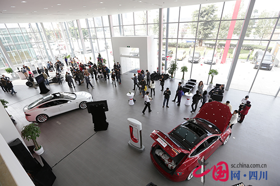 特斯拉全球第二亞洲最大體驗中心在成都高新區投入運營