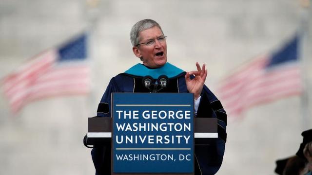 庫克畢業典禮演講:喬布斯讓我學會質疑一切 庫克畢業典禮演講:喬布斯讓我學會質疑一切