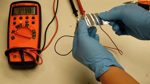 美研發(fā)可“彎”可“直”的鋰電池 挽救智能手表 美研發(fā)可“彎”可“直”的鋰電池 挽救智能手表