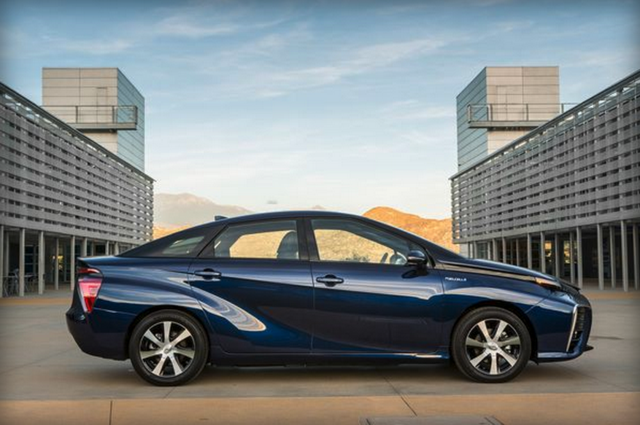 豐田氫動力汽車今年開售 續航里程達500公里