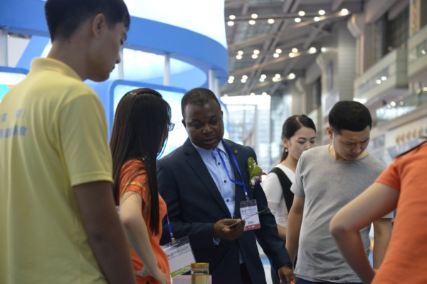 首屆僑交會在深圳開幕 猛獅科技光伏產(chǎn)品一枝獨(dú)秀