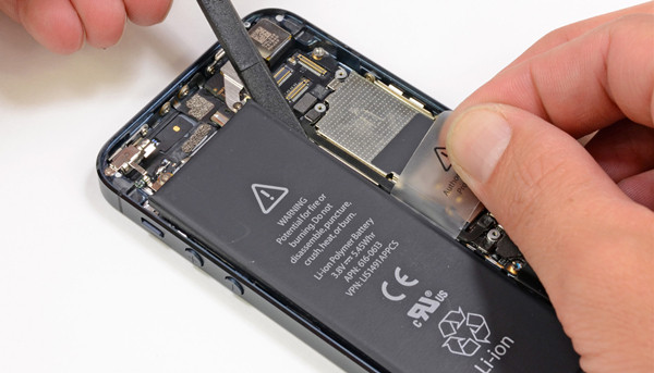 手機空間的狹小使電池容量提升非常困難 手機空間的狹小使電池容量提升非常困難