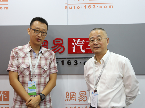 網(wǎng)易汽車主持人張揚(yáng)和吉利控股集團(tuán)汽車銷售有限公司副總經(jīng)理陳洪生