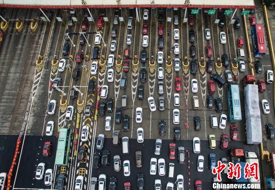 車多擁擠 江蘇南京上空無人機巡航高速報路況 車多擁擠 江蘇南京上空無人機巡航高速報路況