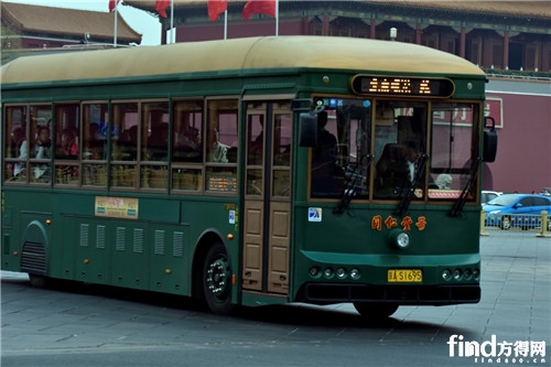 載滿乘客的銀窿純電動(dòng)公交車。