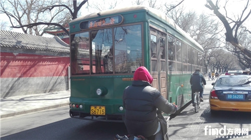 正在路上運(yùn)行的銀窿純電動(dòng)公交車。