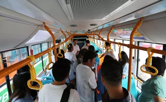 領導們登上客車,并對客車質量表示滿意 領導們登上客車,并對客車質量表示滿意