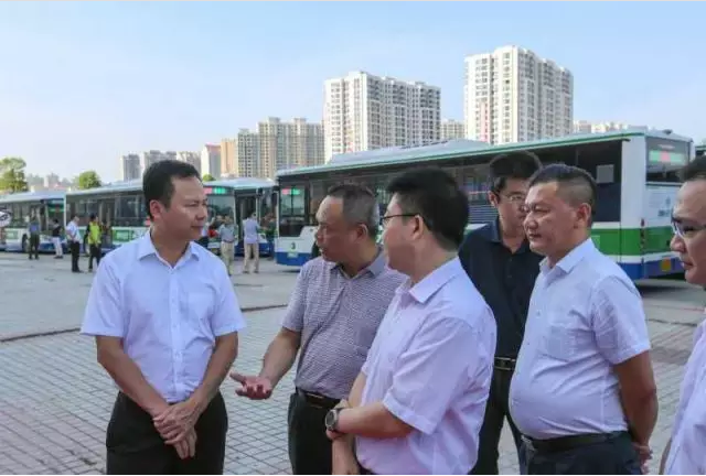 李耿堅副市長聽取營銷一部副總經理杜榮生介紹銀隆鈦電池的優勢 李耿堅副市長聽取營銷一部副總經理杜榮生介紹銀隆鈦電池的優勢