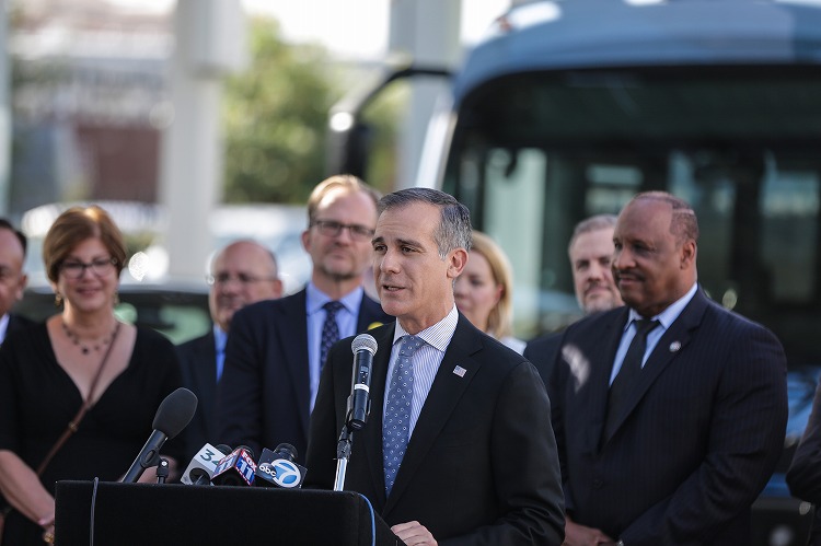 洛杉磯市長埃里克·加塞蒂公布新的碳排放削減計劃“2028年零排放指南” 洛杉磯市長埃里克·加塞蒂公布新的碳排放削減計劃“2028年零排放指南”