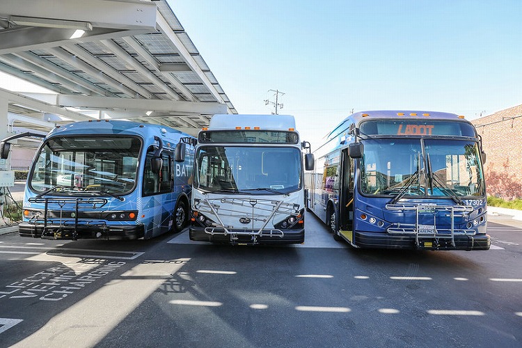 “2028年零排放指南”發布會現場展示了部分參與合作的電動車輛 “2028年零排放指南”發布會現場展示了部分參與合作的電動車輛