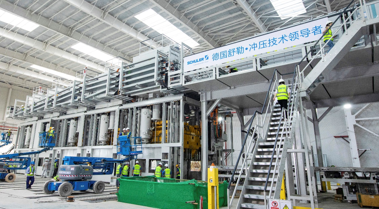 沖壓車間?世界最領先的德國舒勒全自動沖壓線生產 沖壓車間?工程師進行沖壓設備調試