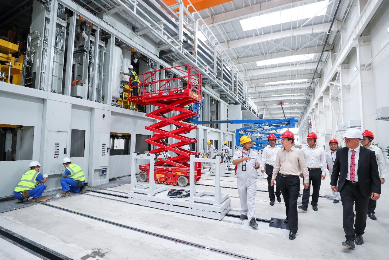 許家印視察恒大汽車生產基地沖壓車間