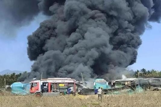 67輛新能源客車過火，現場濃煙沖天！