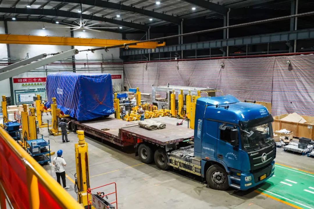 裝運(yùn)發(fā)車！全球首輛氫能源智軌“出海”馬來(lái)西亞