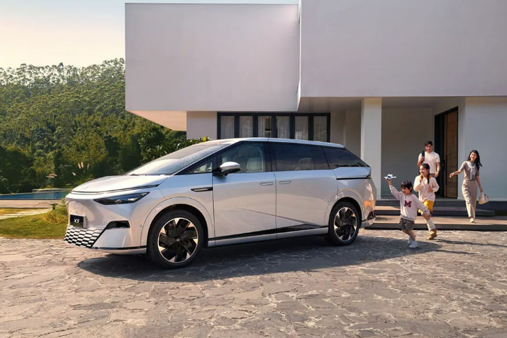 三大造車新勢力2023年財報:現金儲備近2067億 兩家毛利率降至個位數