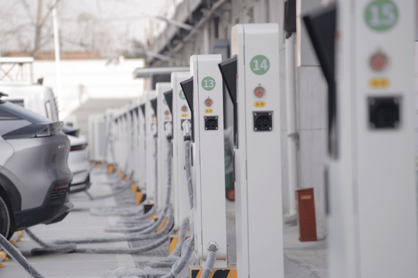 全國充電基礎設施累計數量已超1060萬臺 換電站達3817座