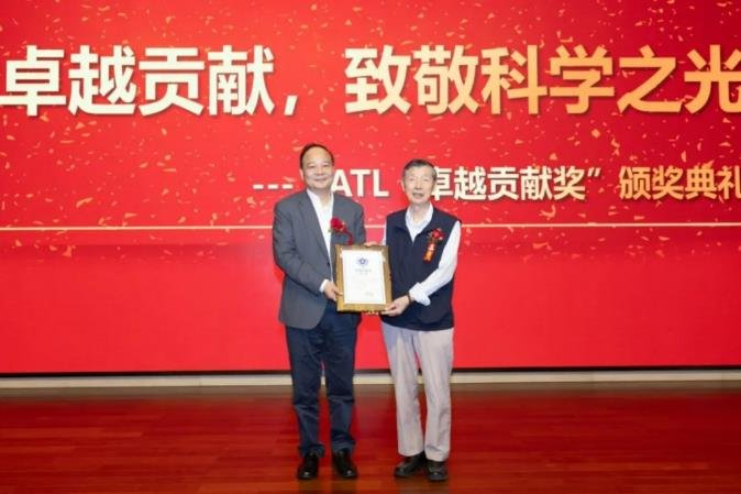 致敬中國鋰電池領域奠基人 寧德時代為85歲院士頒發(fā)“卓越貢獻獎”