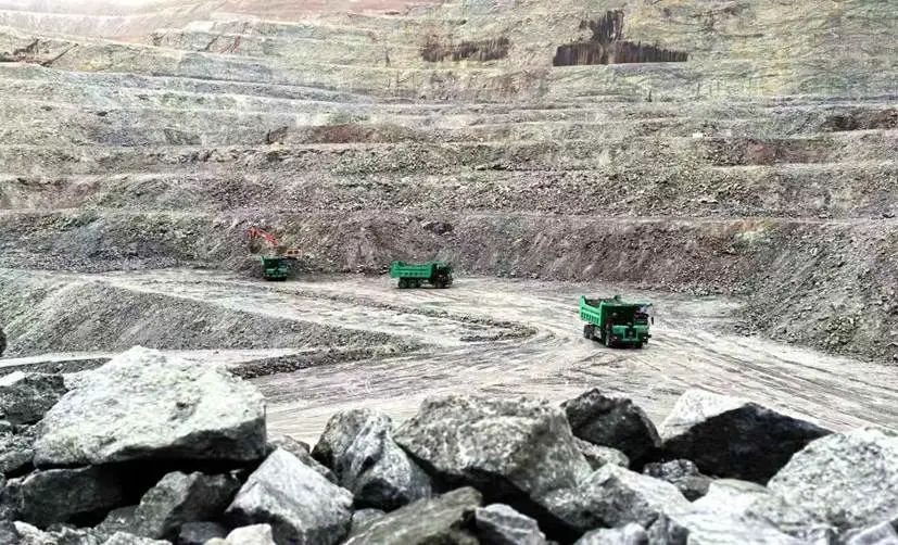 純電無(wú)人駕駛礦卡在金屬礦山作業(yè) 圖/易控智駕