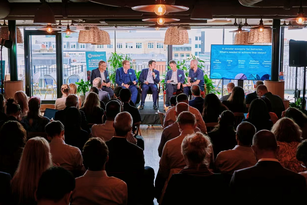 德國科學院院士斯蒂法諾?帕瑟里尼教授，英國環境部官員詹姆斯?克魯達斯，寧德時代副總經理、董事會秘書蔣理，英國法拉第研究所CEO馬丁?弗利爾等現場探討電池循環經濟的實踐路徑