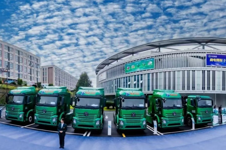 六款新型氫能重卡在湖北十堰下線 已獲900臺訂單