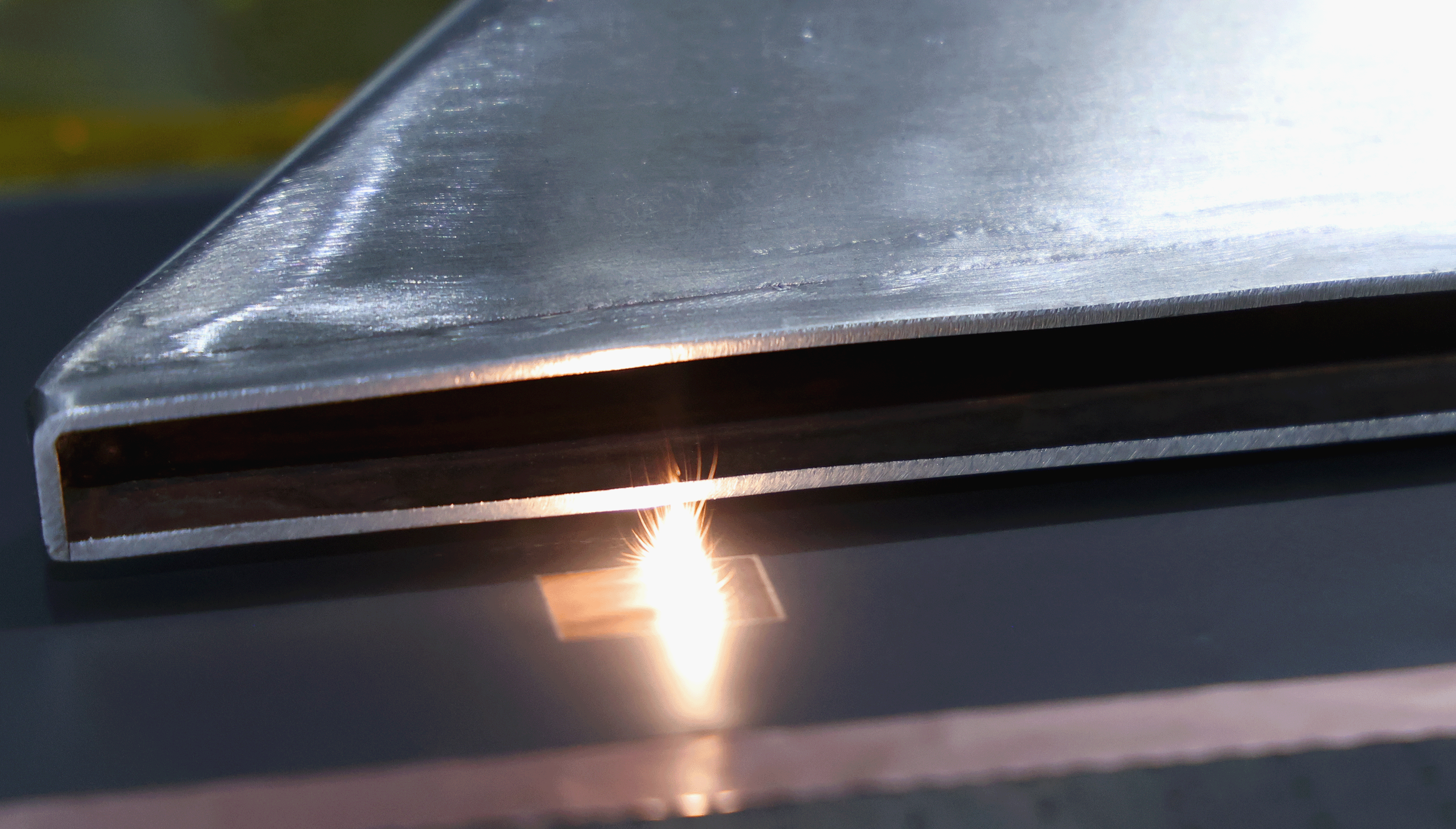 利元亨極片激光飛行清洗：精準控制，高效無損