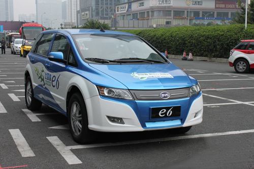 何曉亮：比亞迪墻頭草似的“中間路線”能否走通？