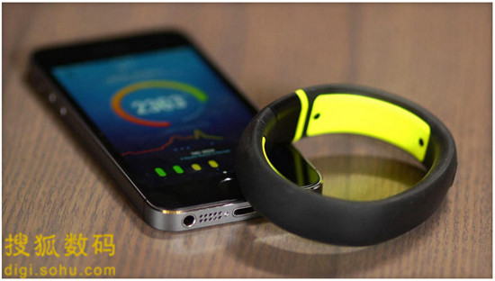 退出硬件市場 耐克為何考慮叫?？纱┐髟O備的銷售？