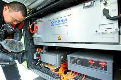 上海首批20輛新電車投運 在線即充電脫線可運行