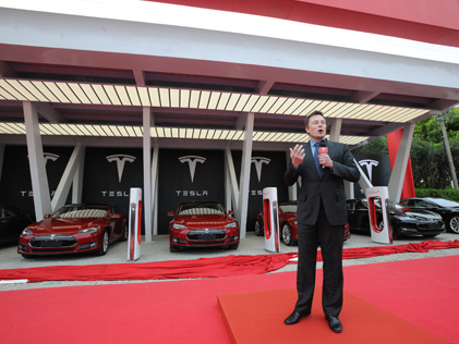 特斯拉超級(jí)充電站的真相:汽車光伏充電需要電網(wǎng)的支持