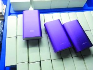 黑工廠月銷假小米移動電源10萬臺 負(fù)責(zé)人被警方帶走