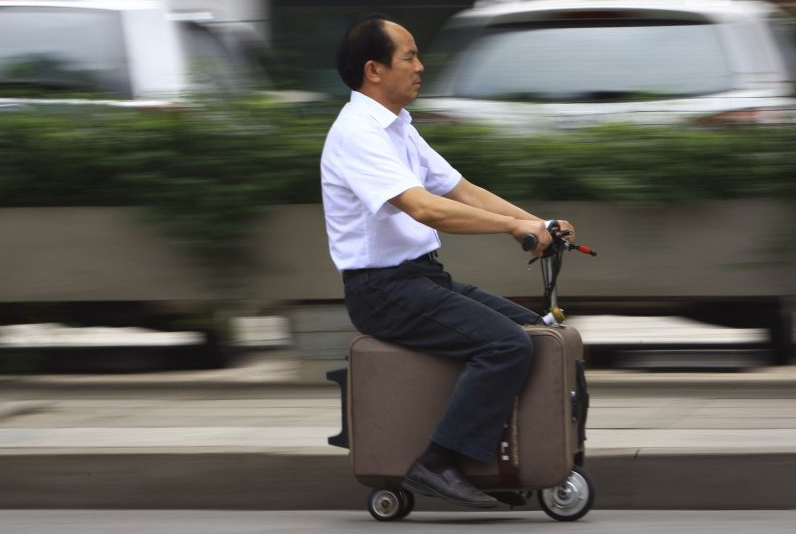 長沙農民賀亮才鼓搗10余年發明載人電動行李箱